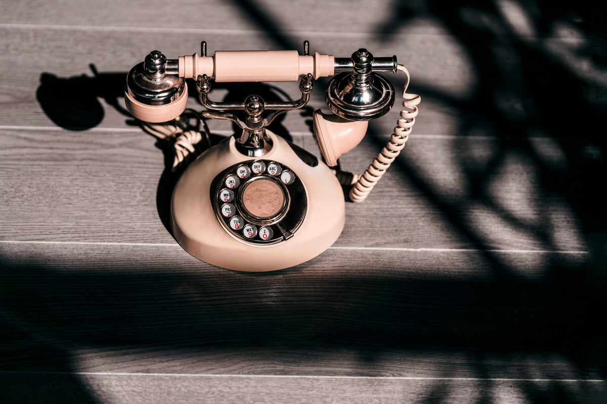 Roze retro telefoon voor contact met Natuurlijk aan de Heuvel