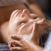 Ontspannende gezichtsmassage tijdens een natuurlijke gezichtsbehandeling
